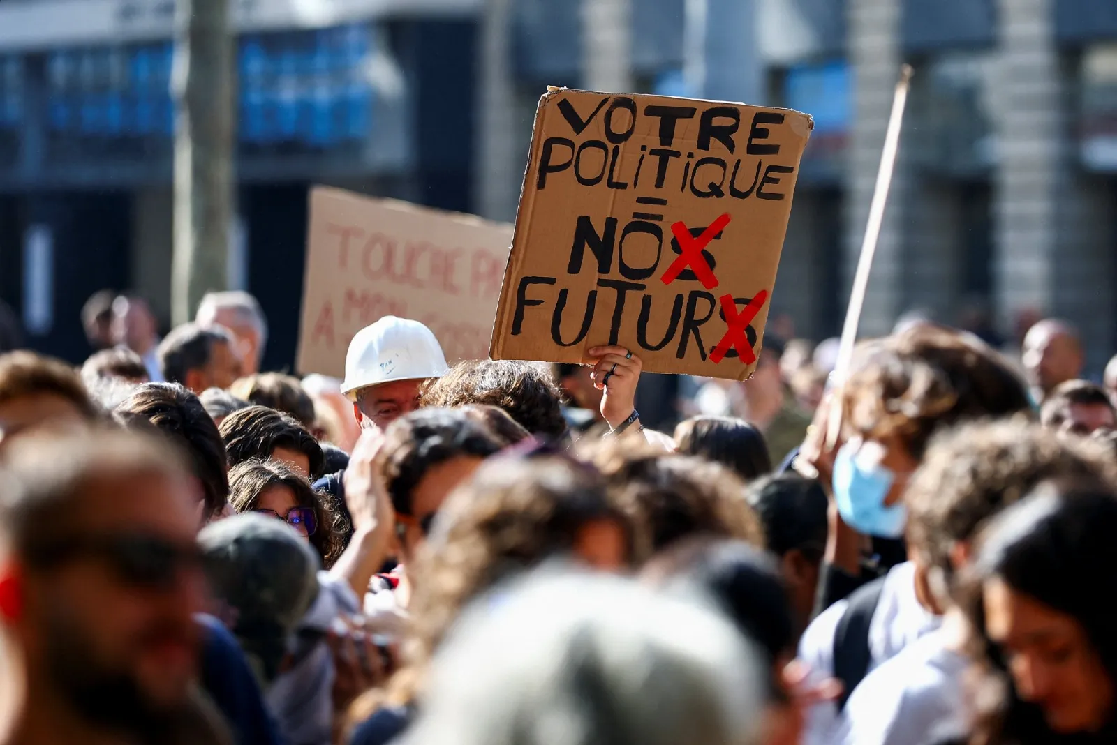 Oltre gli scontri e gli incendi: in Francia la vera protesta è contro una promessa infranta